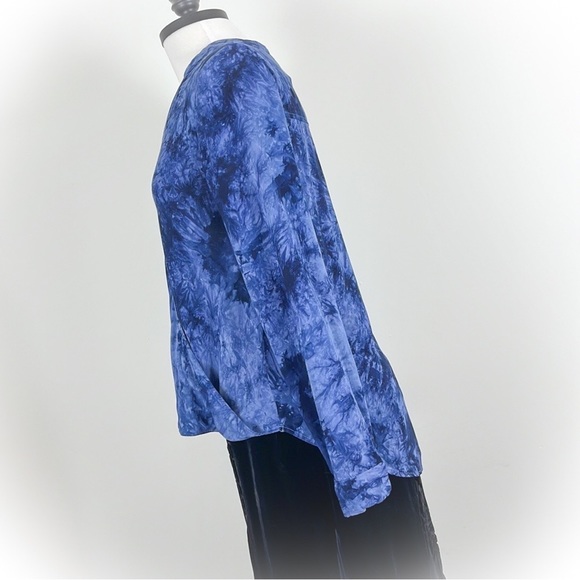 💕Beautiful Blue Tie Die High Low Faux Wrap Blouse💕 - Picture 7 of 16